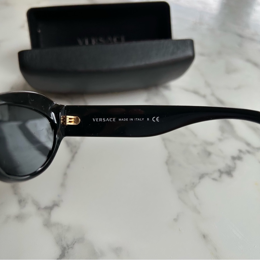 💯 authentic Versace sunglasses - Picture 5 of 10